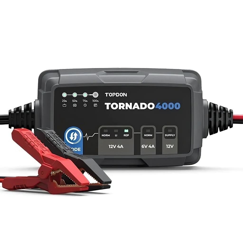 Redresor TOPDON Tornado4000 cu mod de sursă stabilizată 13,5V 4 Tornado4000 conectat la un acumulator auto, cu adaptorul SAE și papucii inelari din pachet